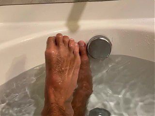 Sexy feet in tub